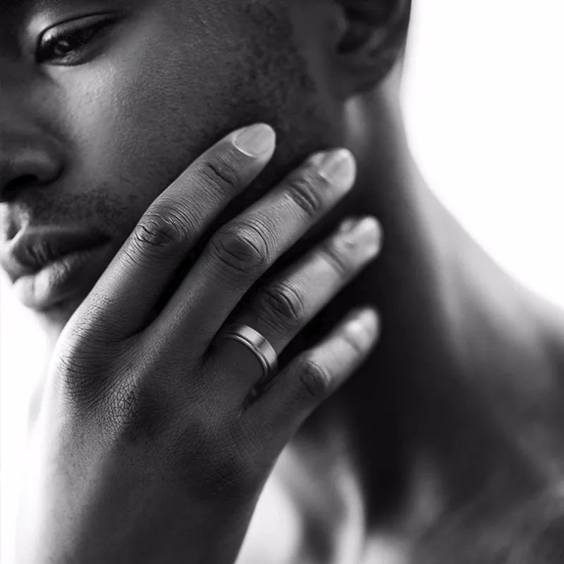 Stainless steel spinner ring with rotating center band